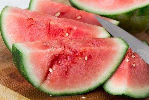 芜湖儿童吃瓜,夏日街头童趣盎然