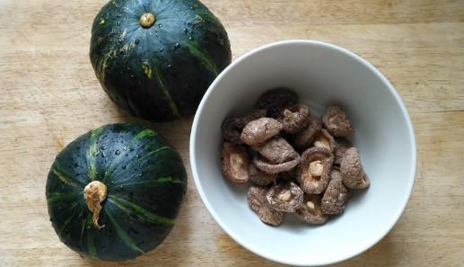 香菇与小瓜能一起吃吗,香菇与小瓜的搭配食用探讨