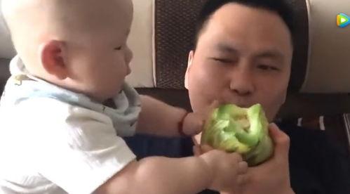 孩子吃瓜嫌爸爸老,孩子眼中爸爸的“老成”时光