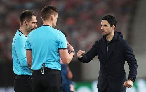 阿尔特塔吃瓜视频,揭秘足球场外的趣味瞬间